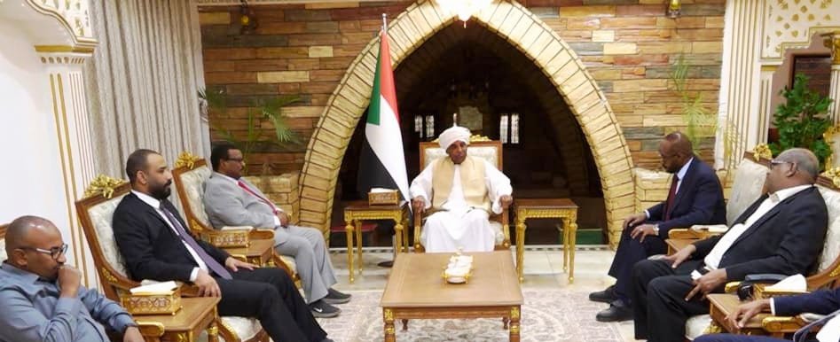 رئيس الوزراء يضع السلام وإعادة الإعمار في صدارة الأولويات خلال لقائه بالصحفيين