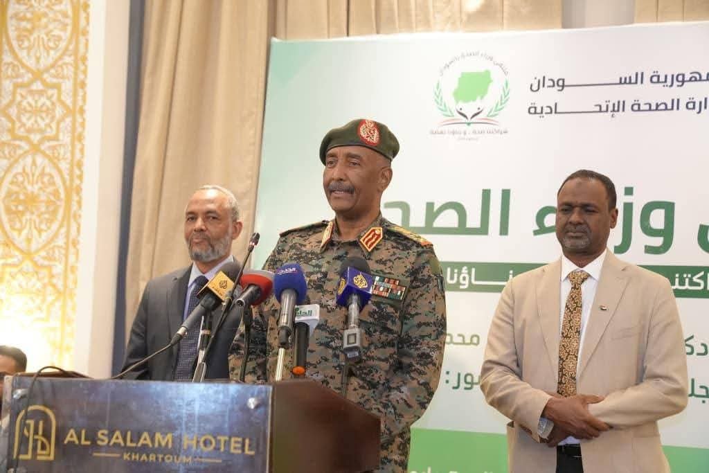 البرهان يشيد بجهود الكوادر الطبية في تقديم الخدمات العلاجية للمواطنين
