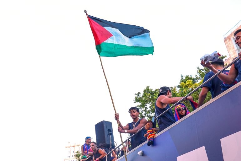 علم فلسطين في احتفالات برشلونة يشعل توتراً سياسياً بين إسبانيا ودولة الكيان