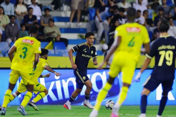 النصر يتعثر أمام الخليج.. والشباب والفيحاء يخرجان بتعادل سلبي في روشن